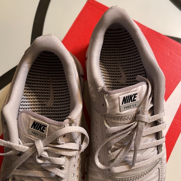 Woman’s Nike Free 5.0 V4 - Picture 3 of 5